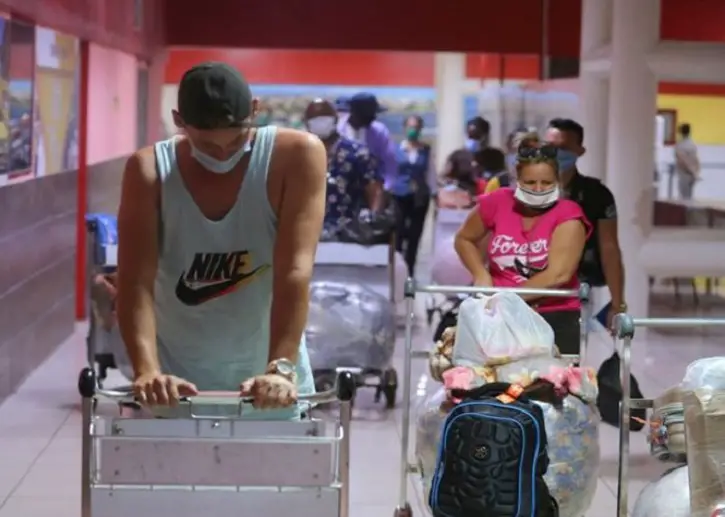 Hacer la maleta para el viaje de vuelta a Cuba se convierte en el reto más duro para los cubanos