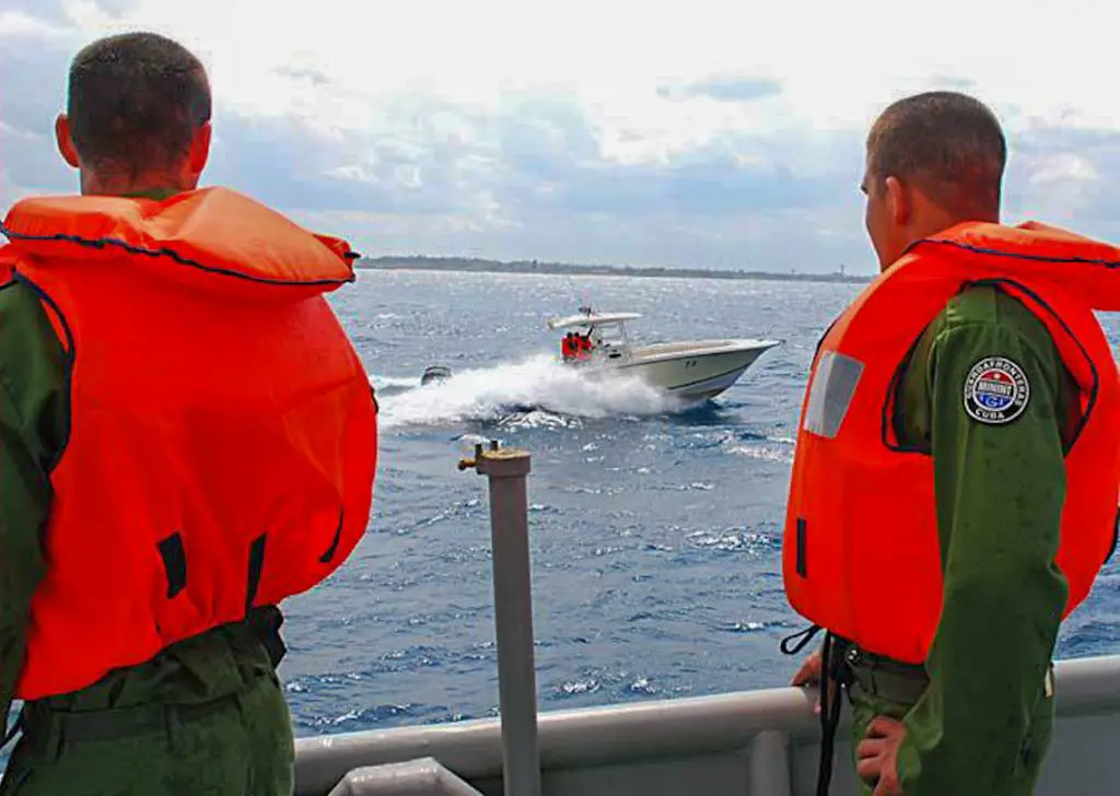 Tropas Guardafronteras de Cuba detienen al norte de Guantánamo una embarcación que transportaba casi 1000 kilogramos de marihuana