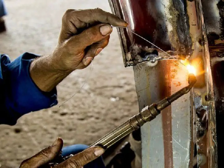 Los automóviles viejos en Cuba sobreviven gracias al invento y a las mentiras de los chapistas