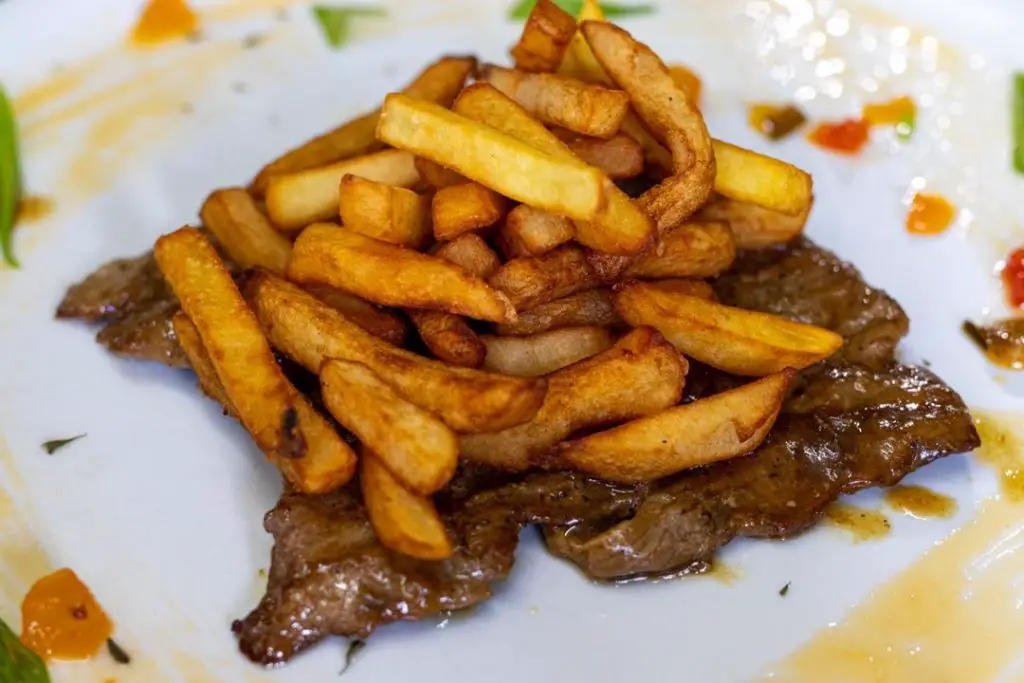 El sueño de los cubanos de comerse un bistec de res con papas fritas