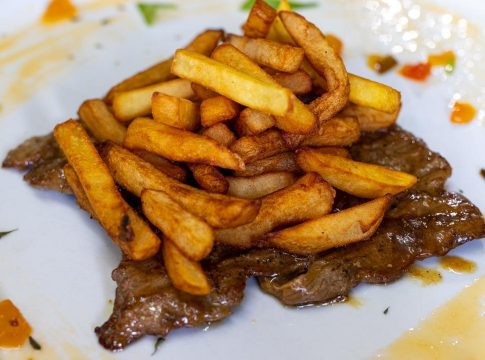El sueño de los cubanos de comerse un bistec de res con papas fritas