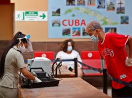 Gobierno cubano advierte que se mantendrán las regulaciones sanitarias para los pasajeros internacionales y la reducción de vuelos a la isla