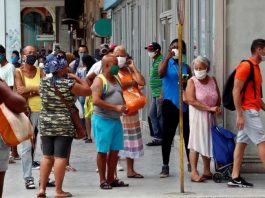 Gobierno cubano reconoce que la mayoría de la población se contagia de coronavirus en "colas de panaderías, farmacias, tiendas y agromercados"