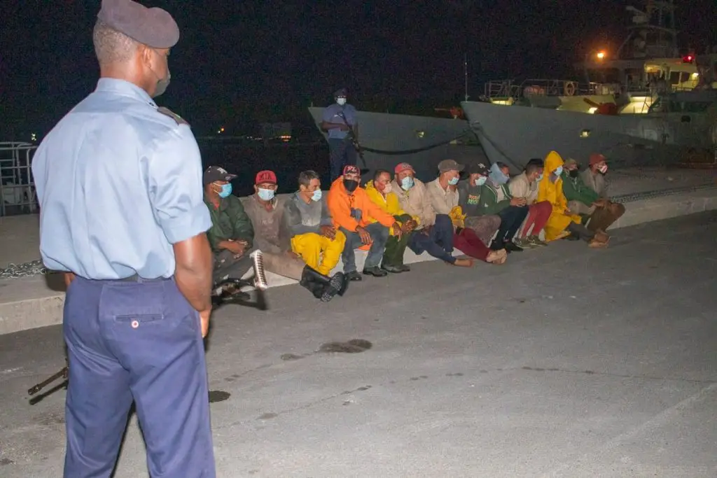 12 balseros cubanos esperan por su deportación tras ser descubiertos el pasado fin de semana por la Fuerza Naval de Bahamas cuando intentaban llegar a Florida