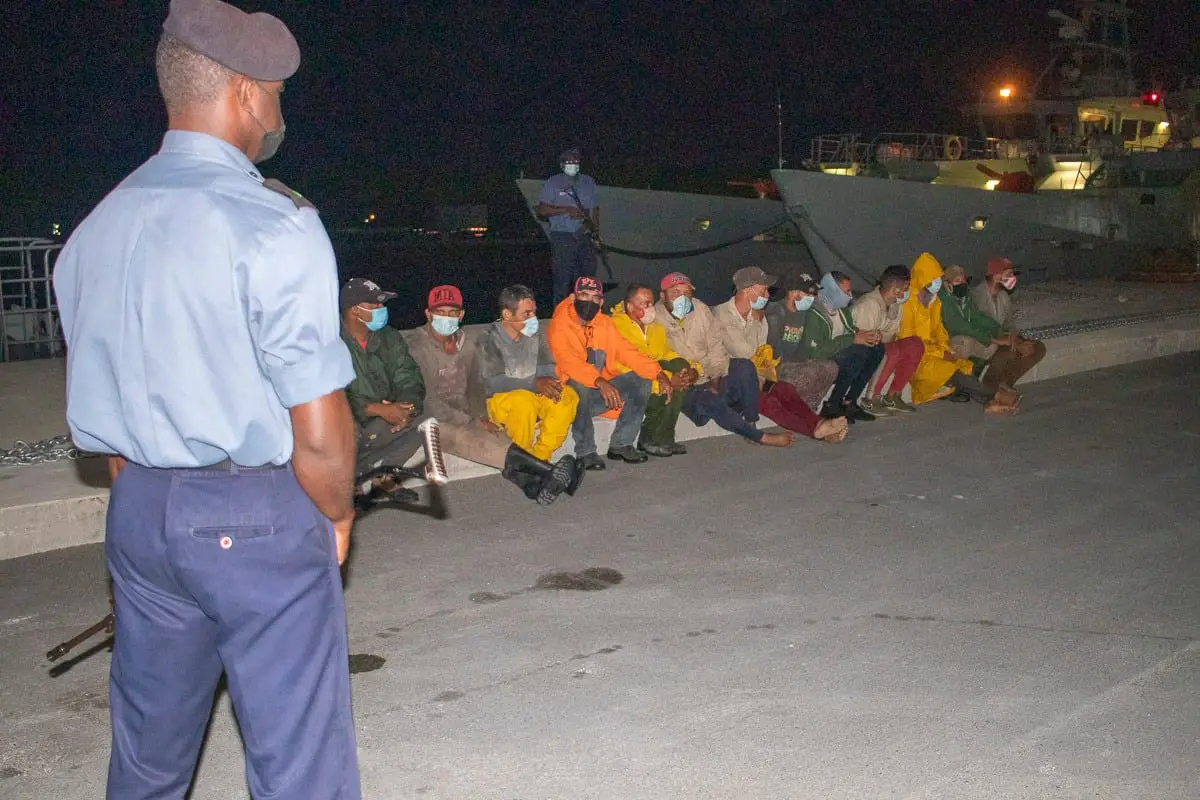 12 balseros cubanos esperan por su deportación tras ser descubiertos el pasado fin de semana por la Fuerza Naval de Bahamas cuando intentaban llegar a Florida