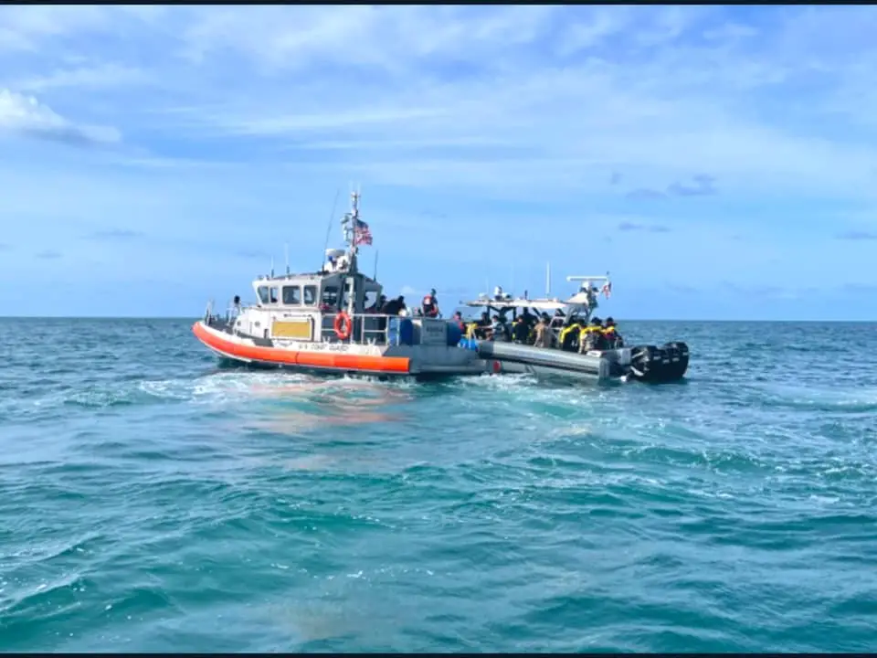Otros 29 balseros cubanos son atrapados por la Guardia Costera de Estados Unidos cerca de las costas de Florida en una precaria embarcación