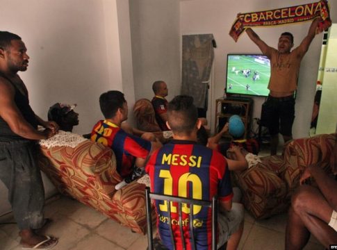 Tras las críticas de miles de cubanos a la televisión estatal por no transmitir la Eurocopa, aparece 