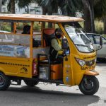 Dueños de triciclos eléctricos tienen prohibido montar pasajeros en la parte trasera, pero el Gobierno anuncia que utilizará un lote similar para el transporte público