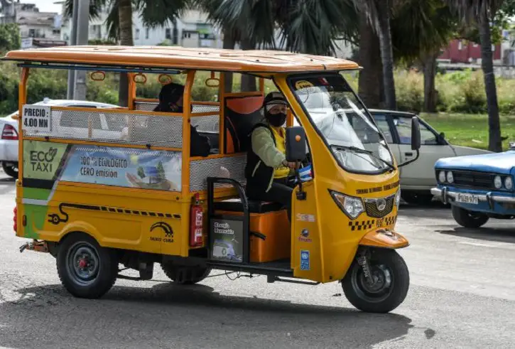 Dueños de triciclos eléctricos tienen prohibido montar pasajeros en la parte trasera, pero el Gobierno anuncia que utilizará un lote similar para el transporte público