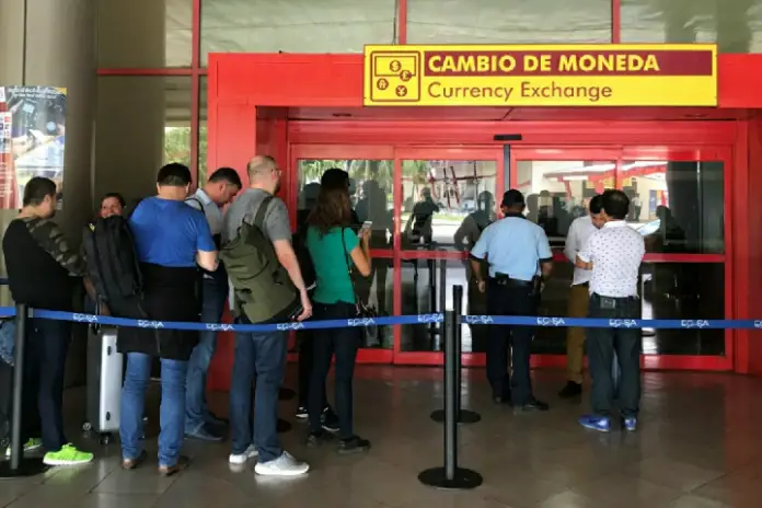 Gobierno cubano advierte a turistas y nacionales que no viajen con dólares en efectivo a la isla a partir del 21 de junio pues no serán aceptados ni cambiados