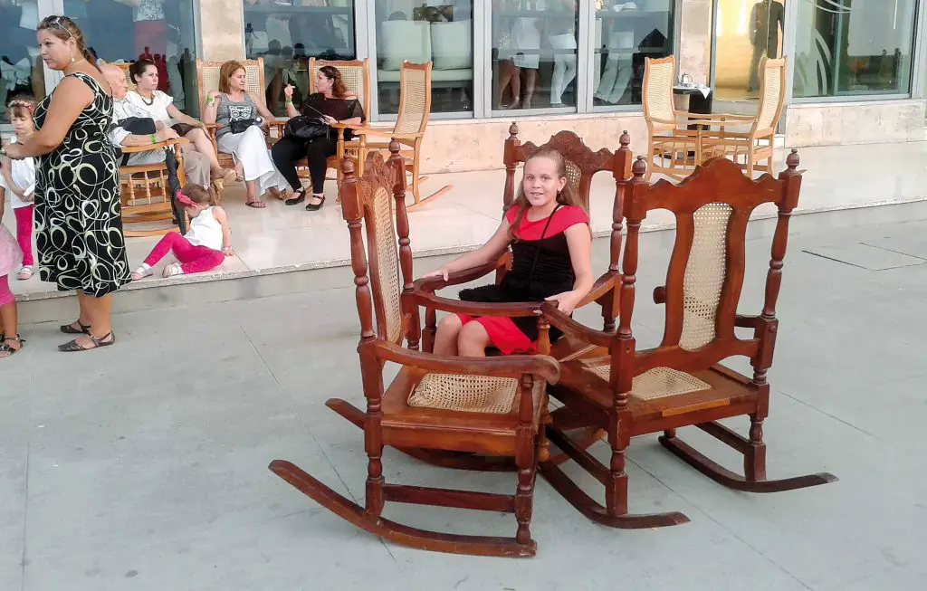 Los "gallitos" y las "comadritas", los muebles preferidos de nuestras abuelas y abuelos en Cuba para descansar
