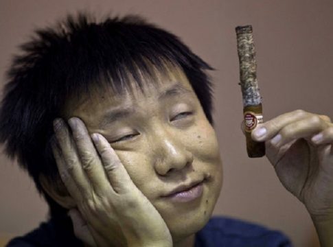 Los chinos se convierten en los principales consumidores de puros cubanos y gastan anualmente millones de dólares en su vicio por ellos