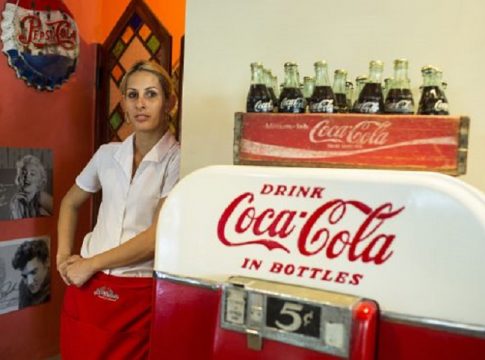 La misteriosa y desconocida historia de cómo la Coca Cola regresó a Cuba después de décadas de ser prohibida por Fidel Castro