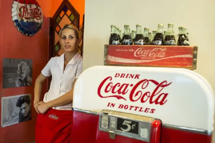 La misteriosa y desconocida historia de cómo la Coca Cola regresó a Cuba después de décadas de ser prohibida por Fidel Castro