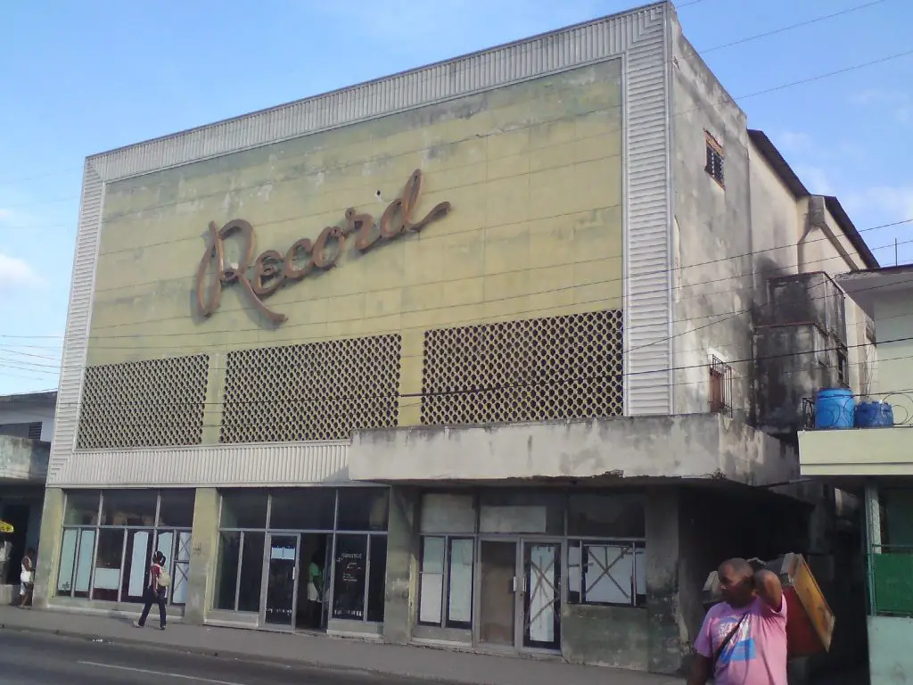Cines de barrio, el sueño hecho realidad en Cuba que la Revolución borró con el abandono