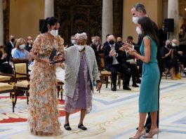 Cantante cubana Omara Portuondo recibe de manos de los Reyes de España la Medalla de Oro al Mérito en las Bellas Artes