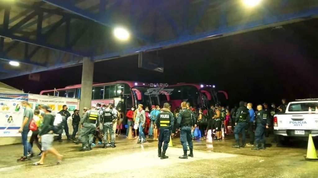 Tres autobuses cargados con 150 cubanos que no tenían papeles son detenidos por la policía de Inmigración de Costa Rica cuando se dirigían camino a México