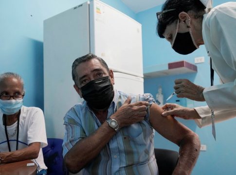 Cuba lamenta que EEUU no reconozca sus vacunas contra COVID