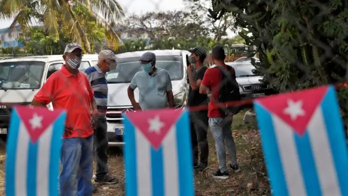 Cubanos están pagando miles de dólares para viajar desde la isla a Cancún y desde allí seguir rumbo a la frontera de Estados Unidos para solicitar asilo