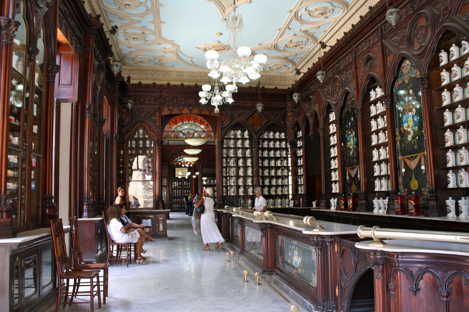 La Reunión, esta farmacia en La Habana fue considerada en su momento la segunda más grande del mundo