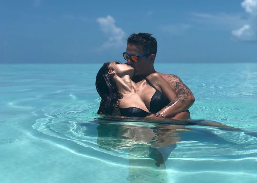 La artista cubana Rachel Valdés da riendas sueltas al amor con Alejandro Sanz en una playa paradisíaca del Caribe