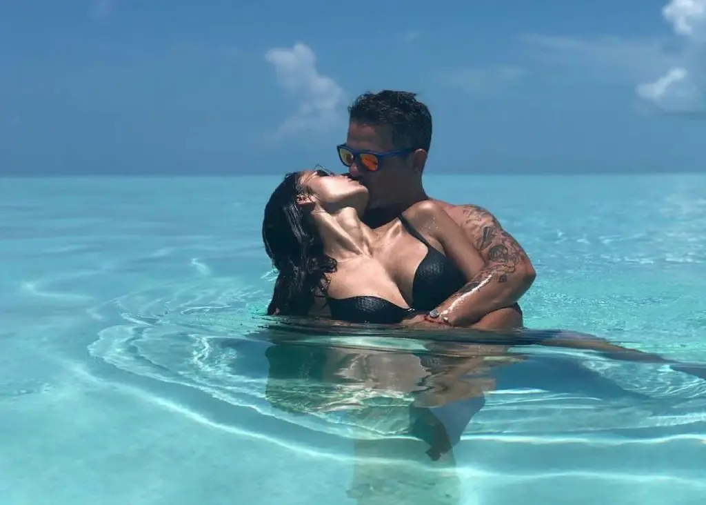 La artista cubana Rachel Valdés da riendas sueltas al amor con Alejandro Sanz en una playa paradisíaca del Caribe