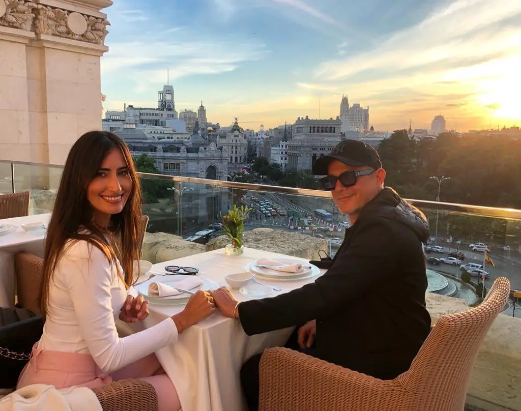 ¡Romántico! Alejandro Sanz y la cubana Rachel Valdés disfrutan de un atardecer mágico desde las alturas