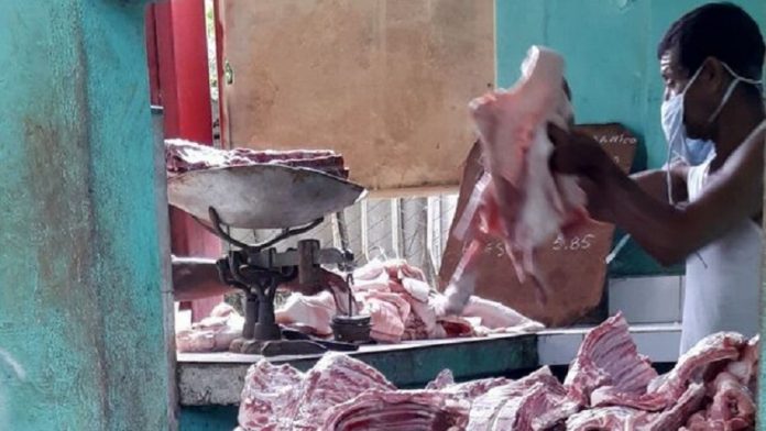 La Piña, el mercado habanero donde los cubanos pueden comprar los pellejos y los huesos que no son utilizados por la fábrica de embutidos El Miño para las tiendas en MLC