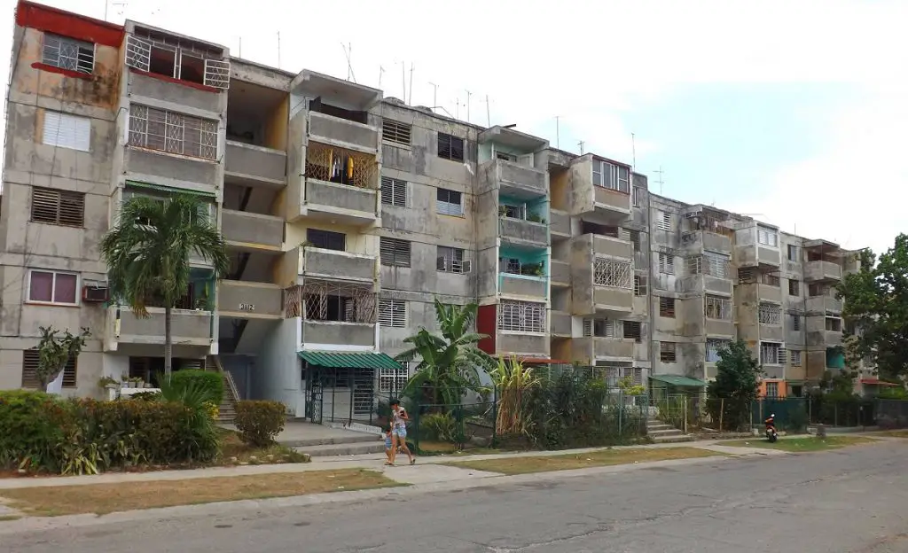 Alamar, la barriada habanera que se construyó a pedazos y así mismo se está cayendo... a pedazos