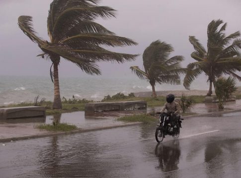 Elsa atravesó Cuba sin daños mayores, lluvias y menos fuerzas en sus vientos de lo esperado
