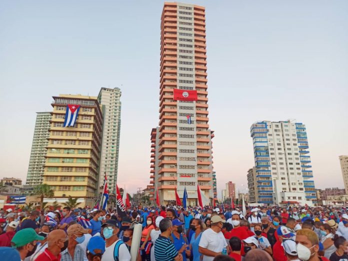 Gobierno cubano invirtió miles de dólares en gasolina, banderas y carteles para llenar las plazas en las que hoy convocó a realizar actos masivos en apoyo a la Revolución