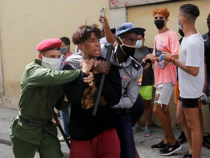 Díaz-Canel vuelve a negar ante la prensa que en Cuba hay menores de 16 años en prisión por participar de las protestas del 11 de julio