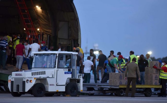 Siguen llegando aviones desde Rusia con ayuda humanitaria para Cuba, esta vez con 40 toneladas de medicamentos y comida