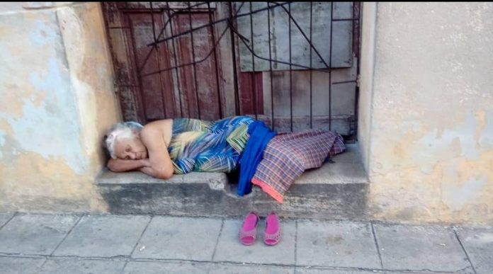 En las calles de La Habana proliferan los mendigos en medio de la marcada escasez generalizada