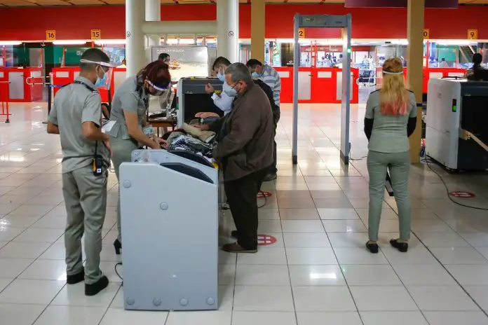 Gobierno cubano reabrirá los aeropuertos de Santa Clara, Holguín y Camagüey en medio del peor pico de la pandemia, pero solo para recibir a turistas canadienses