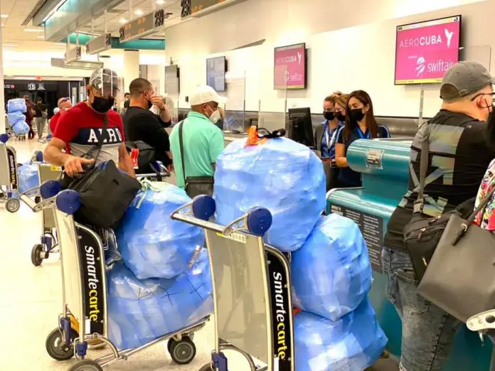 Cubanos viajan de Miami a la isla cargados de medicinas, comida y aseo