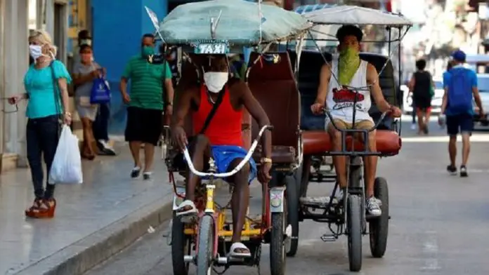 Ante la falta de ambulancias, Gobierno cubano utiliza bicitaxis para trasladar a pacientes con coronavirus en Ciego de Ávila