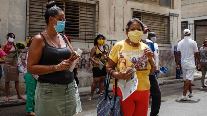 La pandemia no da respiro a Cuba, que hoy reportó 8605 nuevos casos positivos a la COVID-19 y 76 fallecidos por la enfermedad