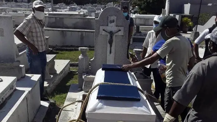 Gobierno cubano reconoce que las cifras de muertes reportadas oficialmente por COVID-19 son 'imprecisas'