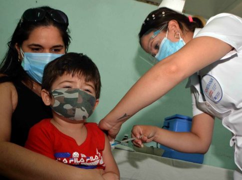Cuba se convierte en el primer país en inmunizar menores desde los dos años