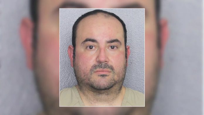Cubano es arrestado en Florida acusado de robar cientos de miles de dólares de los donativos recibidos por la iglesia de la cual era contador