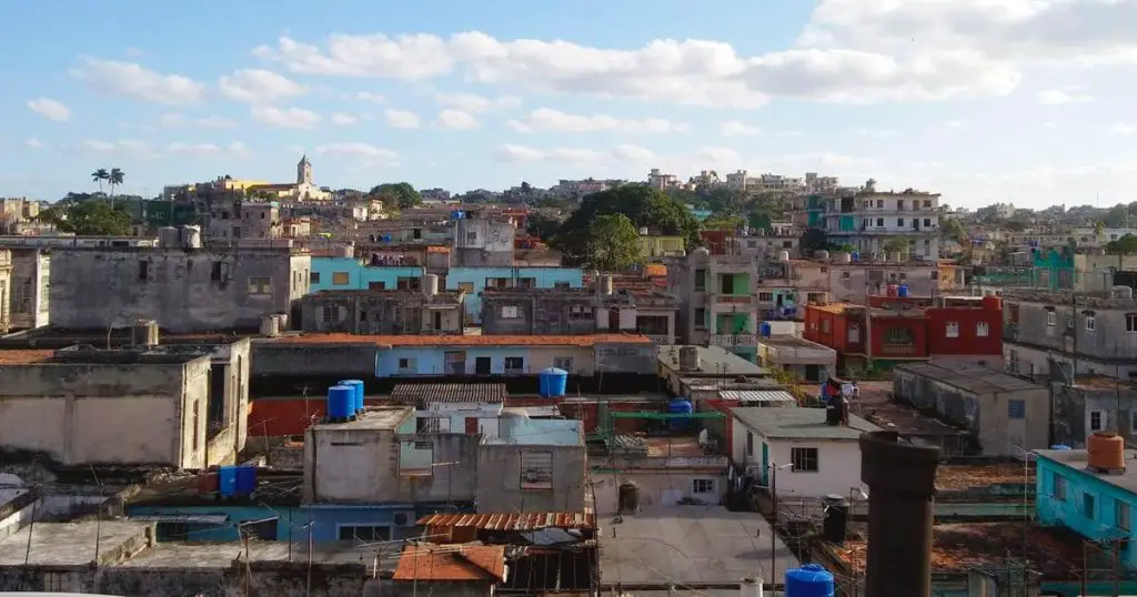 La Habana, la ciudad llena de techos con tanques azules en Cuba