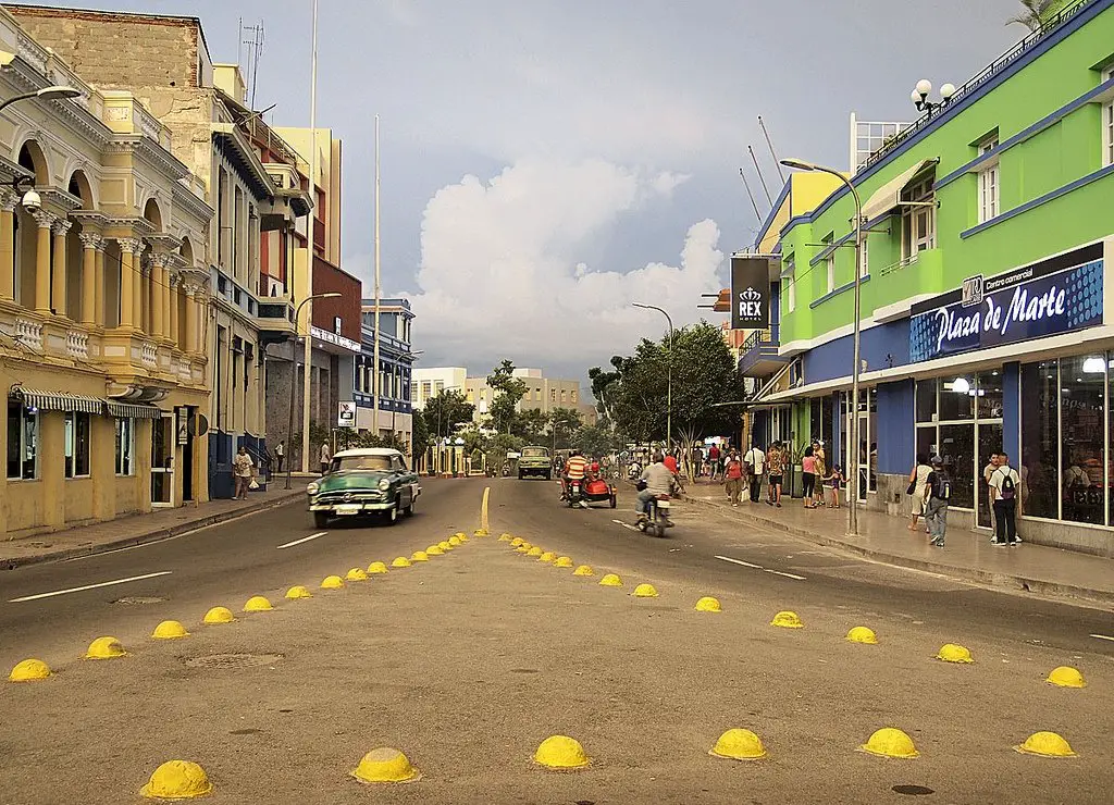 Calle Garzón, la "Rampa" habanera pero en Santiago de Cuba