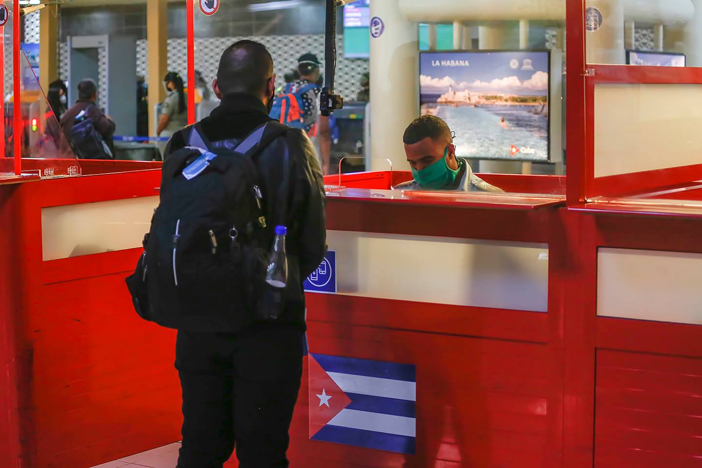 Gobierno reconoce que hay cubanos en el extranjero que tienen prohibida la entrada al país, aunque asegura que se trata de "un grupo ínfimo"