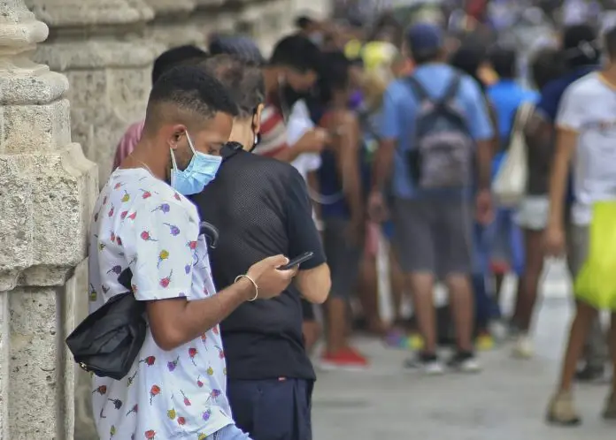 Casi medio centenar de cubanos han sido sancionados bajo la 'Ley Azote', que castiga publicaciones críticas contra el Gobierno en las redes sociales