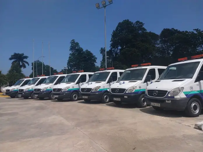 Mercedes Benz regala al Gobierno cubano un lote de ambulancias de uso que fueron utilizadas por años en España