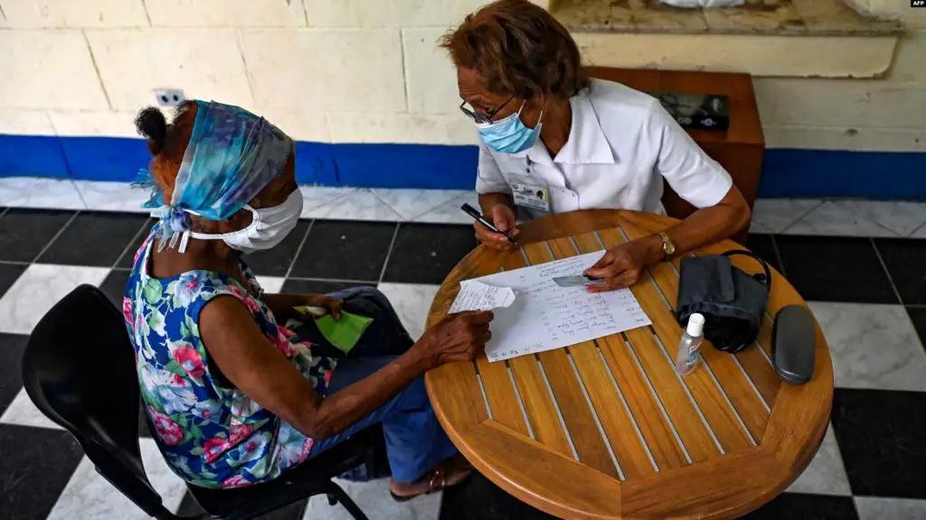 Vuelve a bajar la curva de contagios por COVID-19 en Cuba, reportándose 7230 nuevos casos positivos y 85 fallecidos por la enfermedad