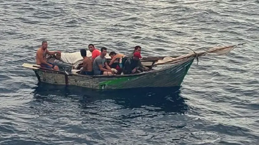 Guardia Costera de EE.UU. repatria a 32 balseros cubanos y detiene a presunto contrabandista