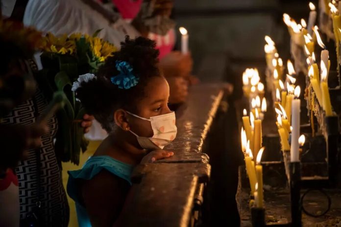 Sin procesión y con distancia, cubanos honran a la Virgen de la Caridad del Cobre en su día