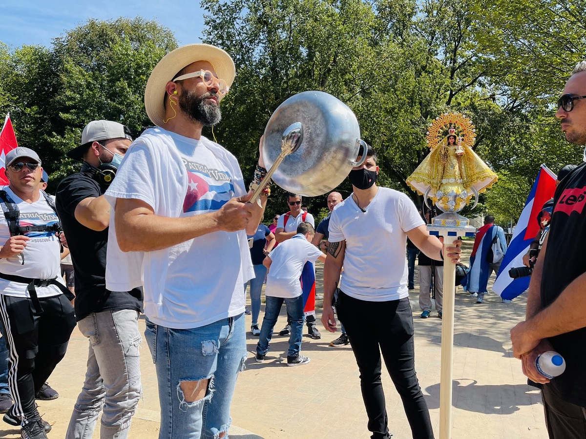 Cubanos realizan cacerolazo frente la Casa Blanca convocados por Alexander Otaola